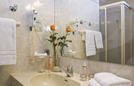 Badezimmer im Kurhotel Villa Fortuna Bad Füssing (Das Kurhotel Villa Fortuna Bad Füssing verfügt über gut ausgestattete Badezimmer mit viel Komfort.)